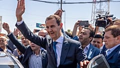 Beşar Esad, Şam yakınlarında halkı selamlıyor, 26 Mayıs 2021