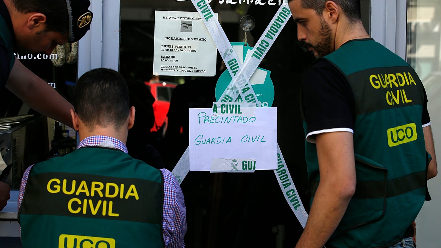 Miembros de la UCO realizan un registro empresarial