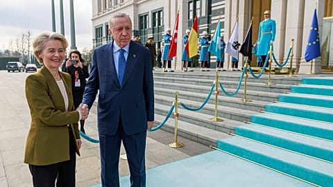 A Presidente da Comissão Europeia, Ursula Von Der Leyen, e os líderes ocidentais estão a visitar o Presidente turco Recep Tayyip Erdogan