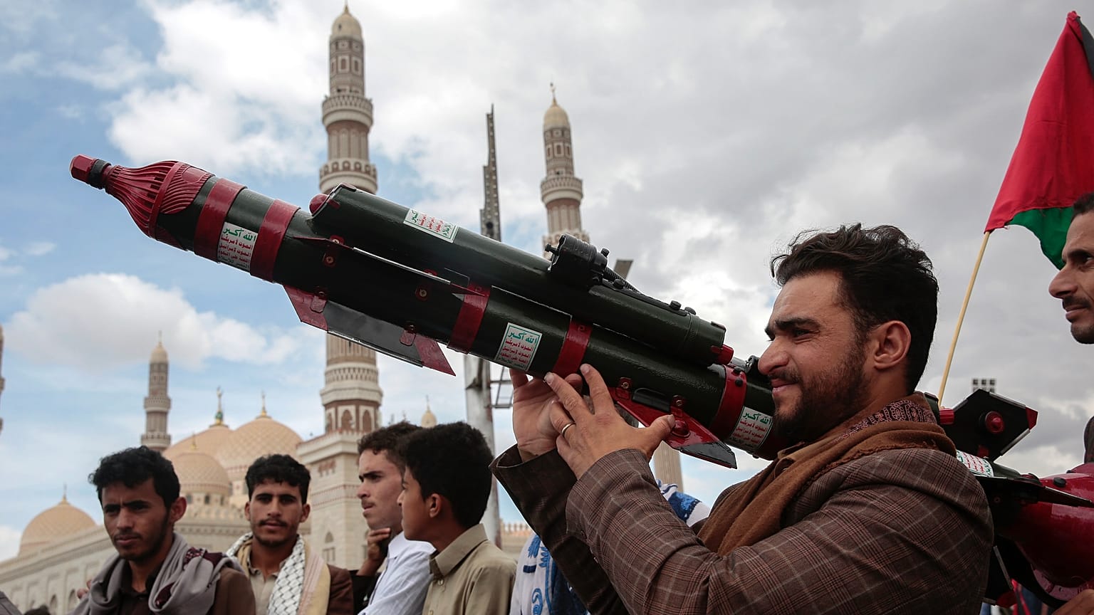 Bir Husi, 5 Nisan 2024 Cuma günü Yemen'in Sana kentinde, Gazze'deki Filistinlilere destek amacıyla Kudüs Günü'nü anma protestosu sırasında bir füze maketiyle görüntüleniyor