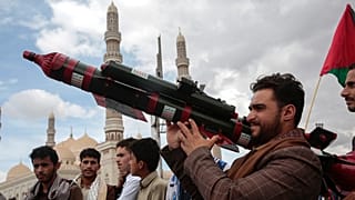 Bir Husi, 5 Nisan 2024 Cuma günü Yemen'in Sana kentinde, Gazze'deki Filistinlilere destek amacıyla Kudüs Günü'nü anma protestosu sırasında bir füze maketiyle görüntüleniyor