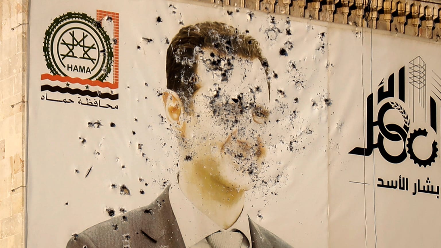 Le portrait de Bachar al-Assad, criblé de balles, à Damas, en Syrie