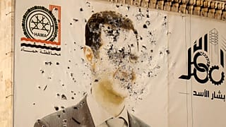 Le portrait de Bachar al-Assad, criblé de balles, à Damas, en Syrie