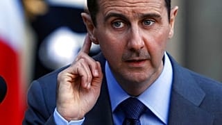 ARCHIV. Syriens Ex-Machthaber Bashar al-Assad spricht zu Reportern nach seinem Treffen mit dem damaligen Präsidenten Sarkozy im Elysee-Palast in Paris, 9. Dezember 2010.