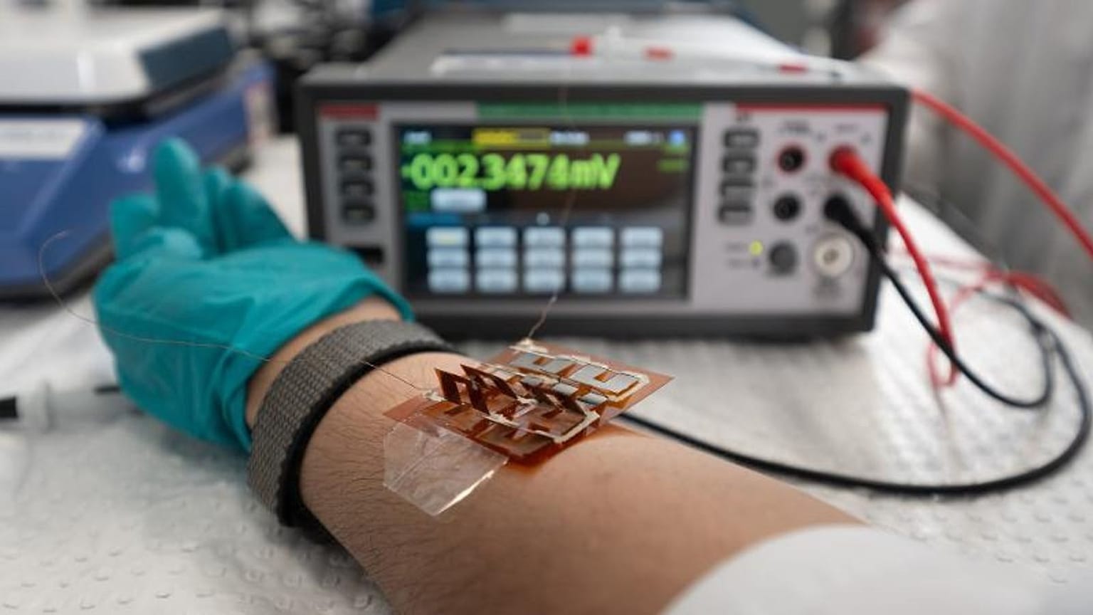 Naukowcy opracowali ultracienką, elastyczną folię, która może zasilać urządzenia do noszenia nowej generacji, wykorzystując ciepło ciała.