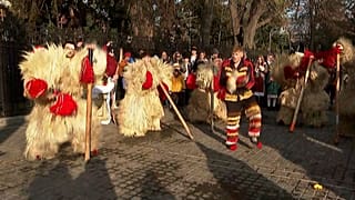 رقصندگان لباس خرس برای جشنواره مردمی سنتی در گالاری در رومانی در 15.12.2024