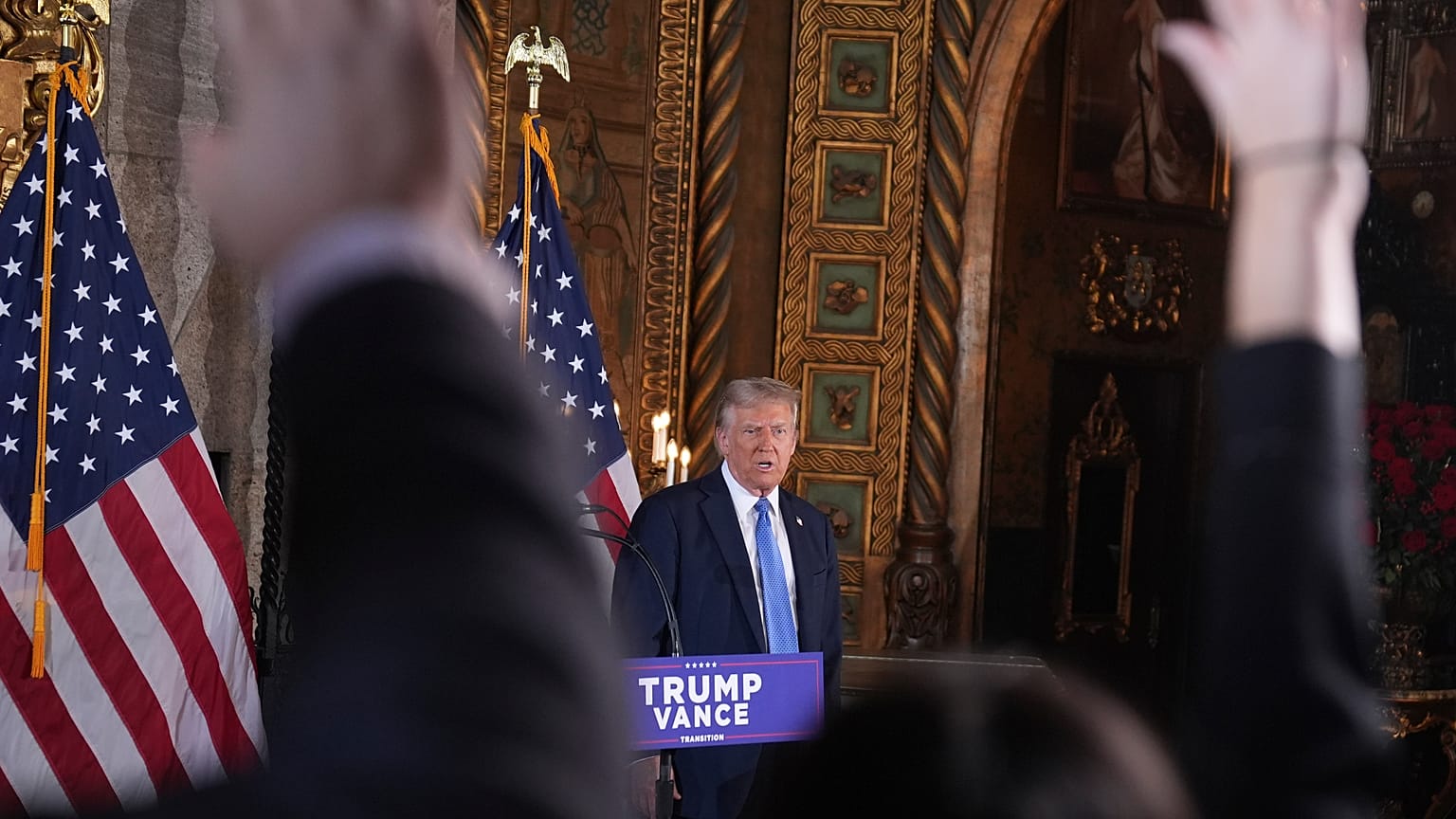 Donald Trump, Palm Beach'te gazetecilerin sorularını yanıtlıyor, 16 Aralık 2024