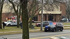 Voitures de police après la fusillade dans une école de Madison, aux États-Unis, lundi 16 décembre 2024.