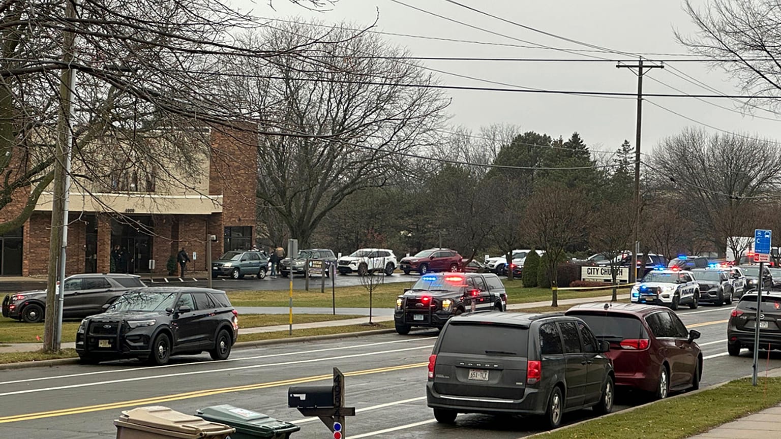 ABD, Wisconsin'daki Abundant Life Hristiyan Okulu'nun önünde polis araçları görülüyor, 16 Aralık 2024