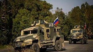 Orosz katonai járművek nagy konvoját látták kivonulni Szíria nyugati részén fekvő Latakia városából.