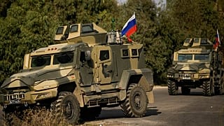 Ein russischer Armeekonvoi bewegt sich entlang einer Straße in der Nähe der Mittelmeerstadt Tartus, Syrien, Montag, 16. Dezember 2024