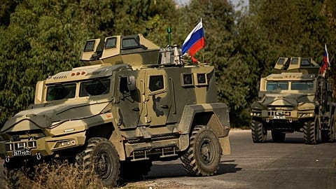 Ein russischer Armeekonvoi bewegt sich entlang einer Straße in der Nähe der Mittelmeerstadt Tartus, Syrien, Montag, 16. Dezember 2024