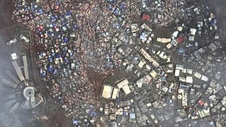 A Maxar Technologies által kiadott műholdképen a Chido ciklon utáni károk láthatóak a Collège de Kwalé-ban, az Indiai-óceánon lévő Mayotte francia területen, 2024. december 16-án.