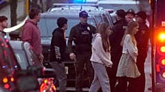 Estudiantes a bordo de un autobús mientras abandonan el refugio tras un tiroteo en la escuela cristiana Abundant Life, el lunes 16 de diciembre de 2024.