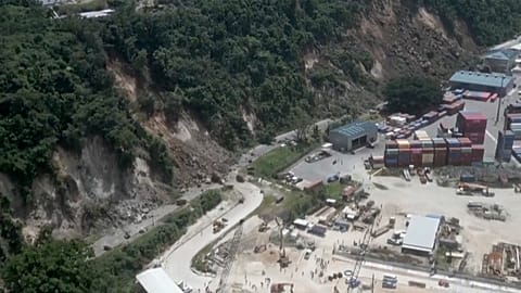 USGS, Güney Pasifik'te Vanuatu kıyıları yakınlarında 7.3 büyüklüğünde güçlü bir depremin meydana geldiğini duyurdu.