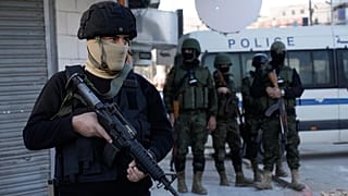 A Palesztin Hatóság egyik tisztje a fegyverét szorongatja, miközben a palesztin biztonsági erők nagyszabású rajtaütést hajtanak végre fegyveresek ellen a dzsenini menekülttáborban, 2024. december 16-án.