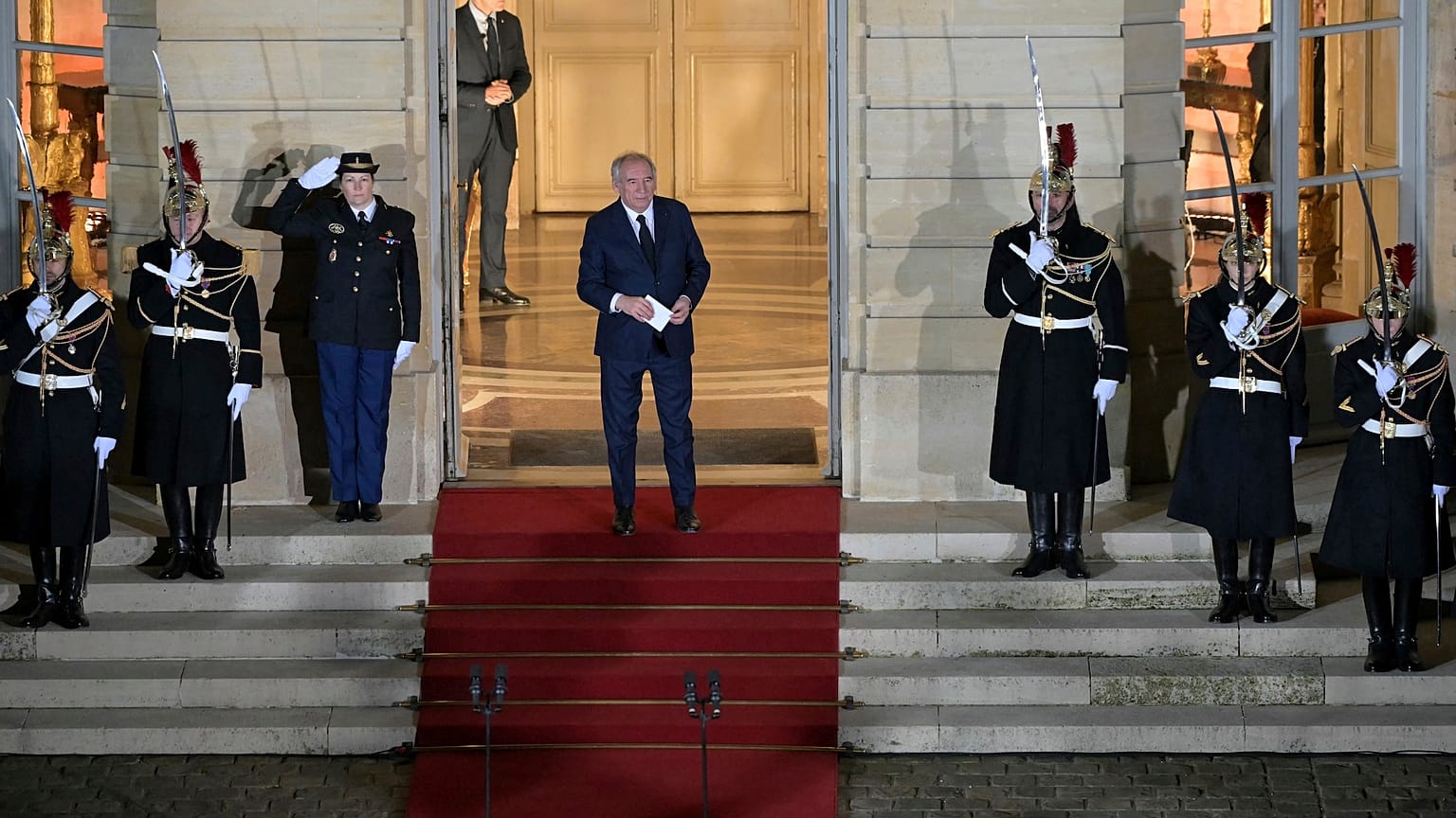Fransa'nın yeni Başbakanı Francois Bayrou Paris'teki devir teslim töreninin ardından - Fransa'nın ekonomik çalkantıları Avrupa hisse senetlerini vurdu