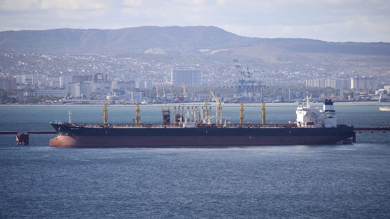 Archív fotó: orosz olajtanker Novorosszijszk partjainál