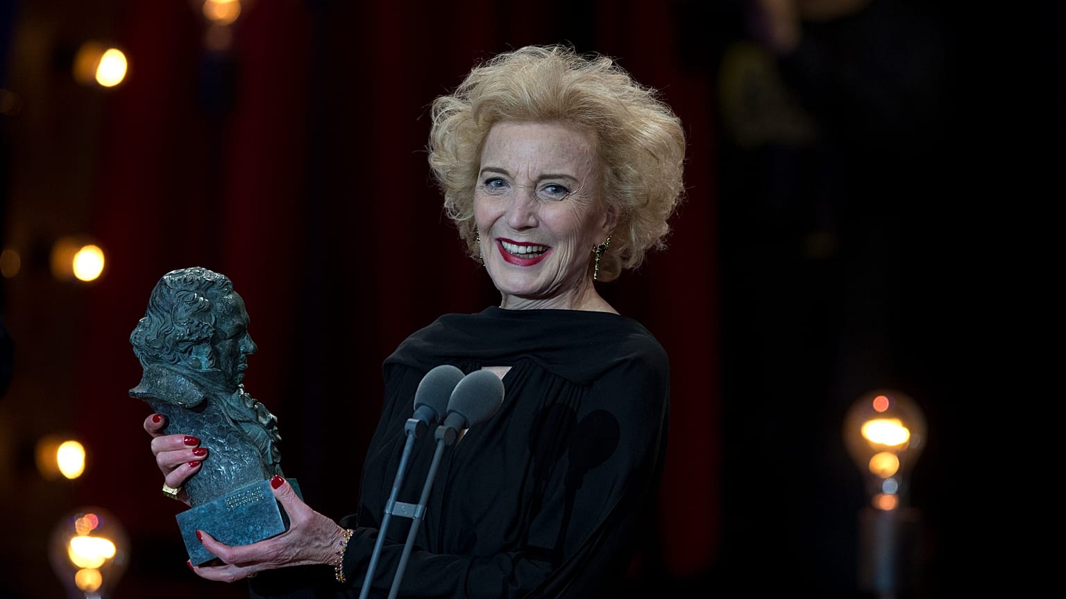 L'actrice Marisa Paredes tient son Goya d'honneur lors de la cérémonie des Goya du cinéma à Madrid, en Espagne, le samedi 3 février 2018.