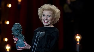 L'actrice Marisa Paredes tient son Goya d'honneur lors de la cérémonie des Goya du cinéma à Madrid, en Espagne, le samedi 3 février 2018.