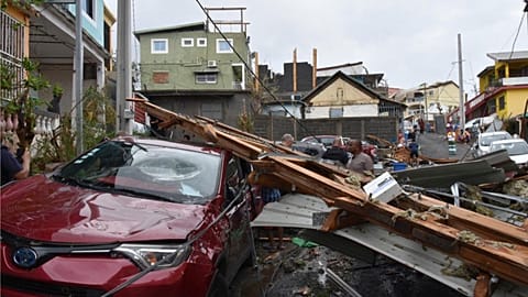 Débris dans une rue de Mamoudzou