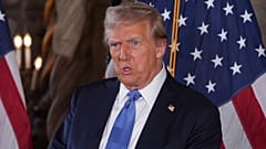 Seçilmiş Başkan Donald Trump 16 Aralık 2024 tarihinde Mar-a-Lago'da düzenlenen bir basın toplantısında konuşuyor.