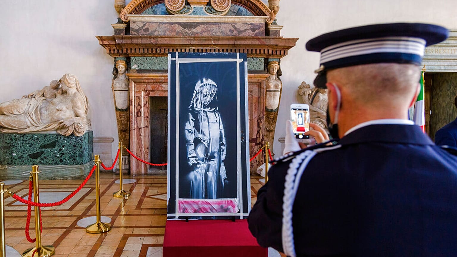 2018'de çalınan ve Haziran 2020'de İtalyan Jandarma tarafından Sant'Omero'da bulunan bir başka Banksy eseri (bu davaya dahil edilmemiştir).
