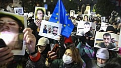 Διαδηλωτές κατά τη διάρκεια αντικυβερνητικής συγκέντρωσης έξω από το κτίριο του Κοινοβουλίου στην Τιφλίδα της Γεωργίας, 14 Δεκεμβρίου 2024..