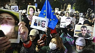 Διαδηλωτές κατά τη διάρκεια αντικυβερνητικής συγκέντρωσης έξω από το κτίριο του Κοινοβουλίου στην Τιφλίδα της Γεωργίας, 14 Δεκεμβρίου 2024..
