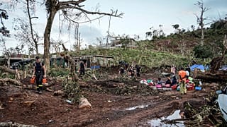 Фото Министерства внутренних дел Франции: спасатели и жители разрушенного района Майотты после циклона "Шидо", 17 декабря 2024 г. 