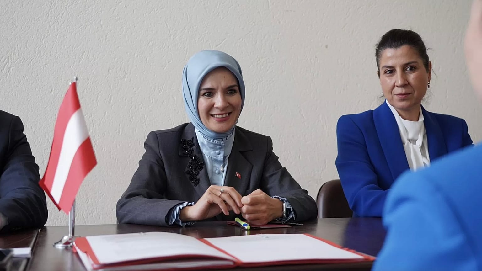 Aile ve Sosyal Hizmetler Bakanı Mahinur Özdemir Göktaş, Avusturya Kadın, Aile, Entegrasyon ve Medya Bakanı Sayın Susanne Raab ile görüşmede, 21 Ekim 2024.