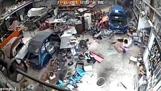 Vidéo de surveillance d'un garage au moment même où le tremblement de terre se produit