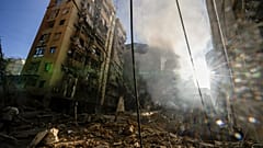 دخان يتصاعد من منطقة استهدفتها غارة إسرائيلية في الضاحية الجنوبية لبيروت بتاريخ 3 أكتور 2024 