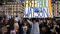 Paul Watson szabadon bocsátása melletti tüntetés Párizsban