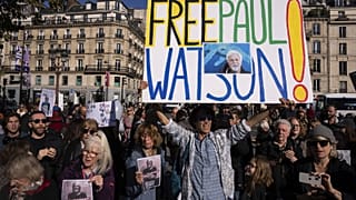 Paul Watson szabadon bocsátása melletti tüntetés Párizsban