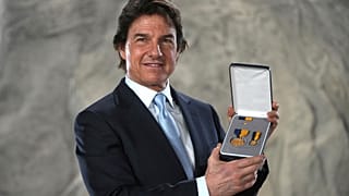 Tom Cruise riceve la massima onorificenza della Marina degli Stati Uniti per aver dato impulso alle forze armate con ruoli sul grande schermo 