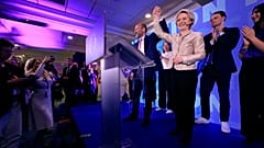 Avrupa Komisyonu Başkanı Ursula von der Leyen, 9 Haziran 2024 Pazar günü Brüksel'deki EPP Genel Merkezinde EPP Başkanı Manfred Weber ile birlikte poz veriyor.