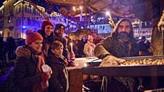 Una familia compra castañas asadas en el mercado navideño de Esslingen
