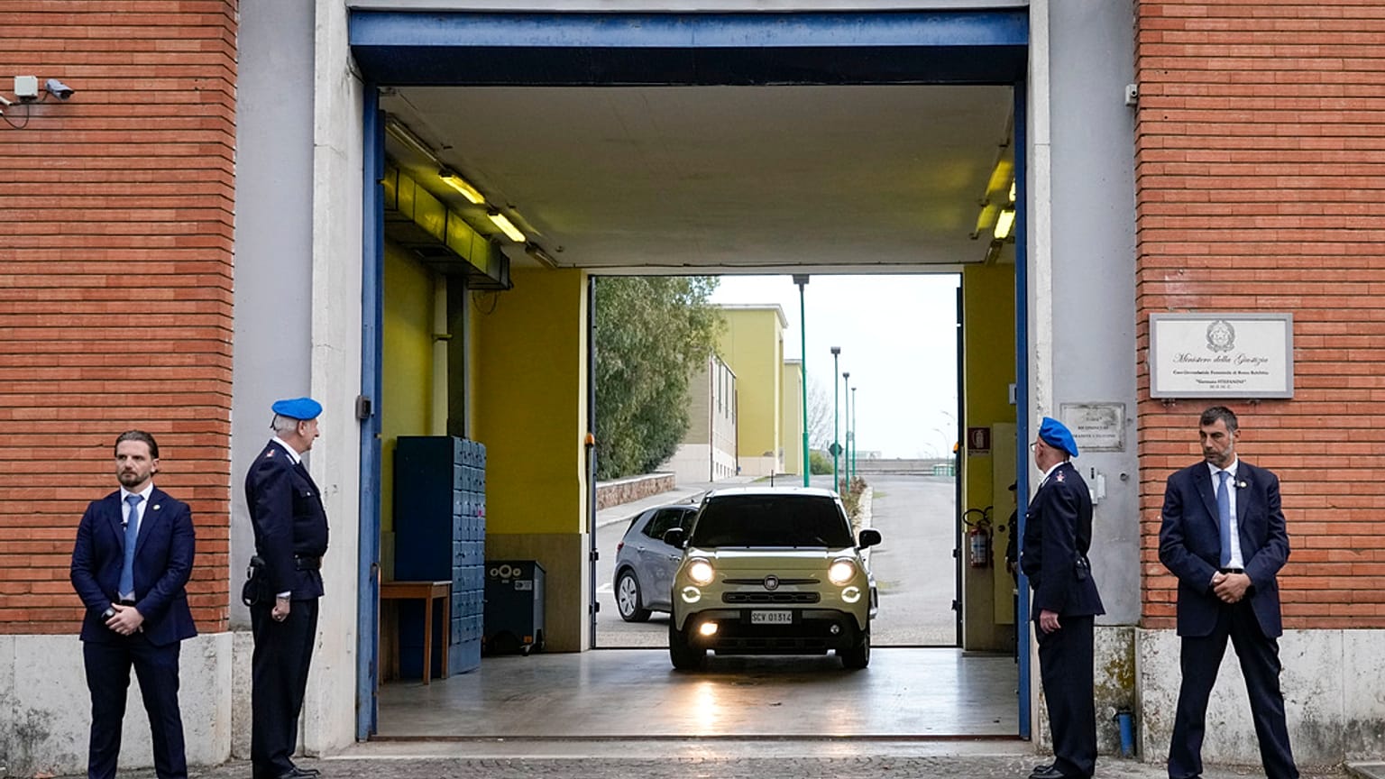 L'auto del Papa all'ingresso di Rebibbia