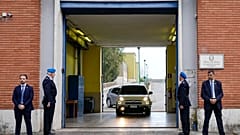 L'auto del Papa all'ingresso di Rebibbia