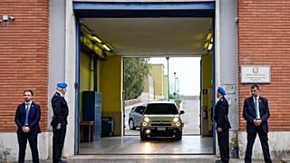 L'auto del Papa all'ingresso di Rebibbia