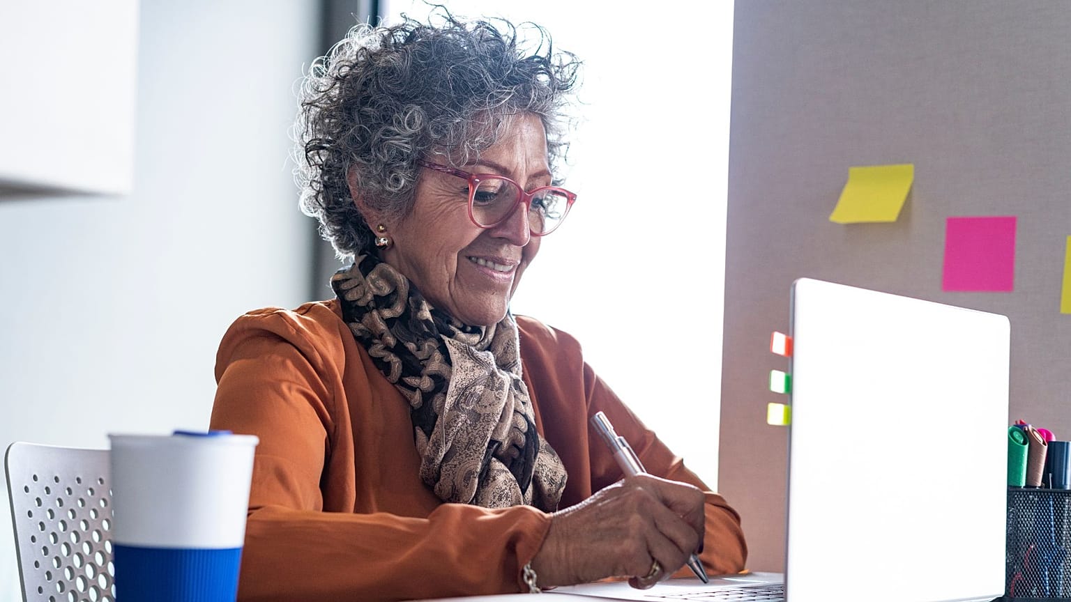Mujer trabajando en un escritorio.