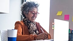 Mujer trabajando en un escritorio.
