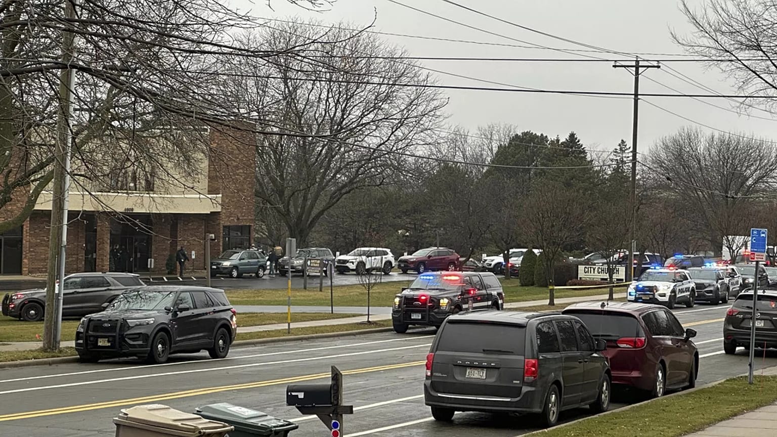 ABD, Wisconsin'daki Abundant Life Hristiyan Okulu'nun önünde polis araçları görülüyor, 16 Aralık 2024