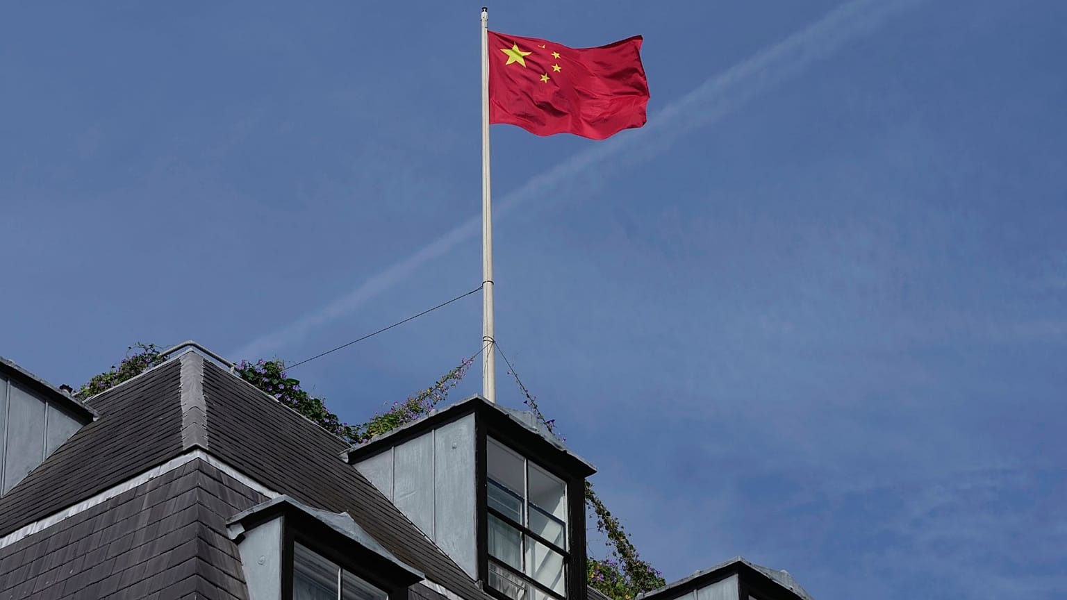  Uma bandeira nacional chinesa é hasteada na embaixada da China em Londres, segunda-feira, 11 de setembro de 2023.