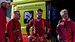 Διασώστες έξω από τη σπηλιά στο Μπέργκαμο