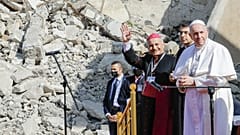 Papa Francisco reza pelas vítimas da guerra em Mossul, no Iraque, a 7 de março de 2024. 