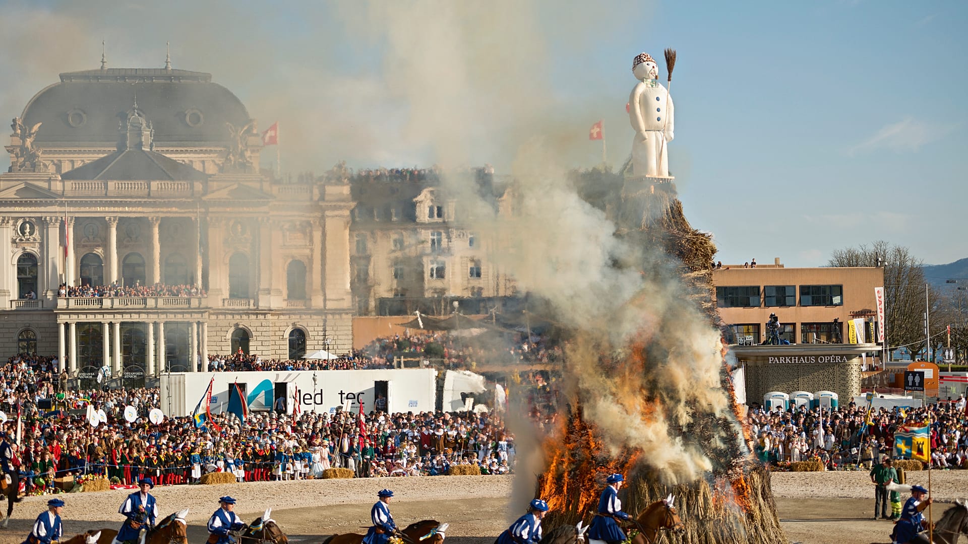حرق دمية رجل الثلج في مهرجان زيورخ
