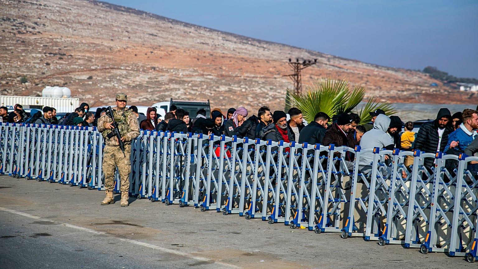 Türk Silahlı Kuvvetleri'ne (TSK) mensup bir asker, Suriyelilerin ülkelerine döndüğü Hatay Cilvegözü sınırında nöbet tutuyor, 10 Aralık 2024