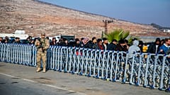 Türk Silahlı Kuvvetleri'ne (TSK) mensup bir asker, Suriyelilerin ülkelerine döndüğü Hatay Cilvegözü sınırında nöbet tutuyor, 10 Aralık 2024